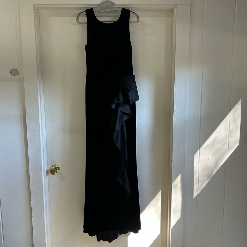 Jessica Howard Black Velvet Evening Gown  Sz 8 Ruffle Detail Long‎ Formal Dress